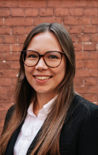 Portraitbild von Vera Ude vor Backsteinwand