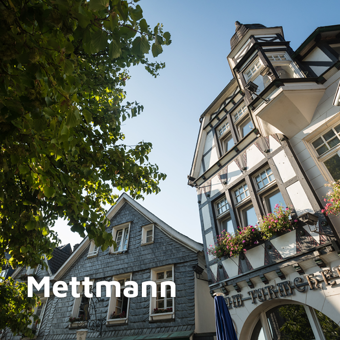 Nahaufnahme des Fachwerkhauses Zum Türmchen neben einem Schieferhaus in der Oberstadt in Mettmann