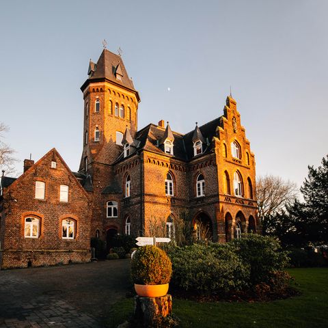 vom Sonnenuntergang angestrahlte Marienburg in Monheim am Rhein in winterlicher Jahreszeit