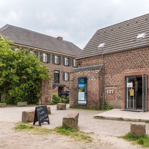 Buitenaanzicht van de ingang van Haus Bürgel in Monheim am Rhein