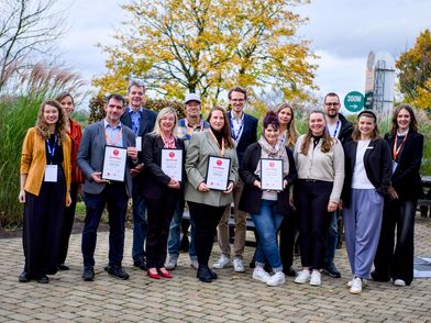 Pressefoto (v. l.): Sara Vogelsang (neanderland / Kreis Mettmann); Ilka Robke (Rothaarsteig e.V.); Jan Lohrum (Hotel & Restaurant „Zum Vater Rhein“); Adriano Mattioli (DEHOGA Nordrhein e.V.); Sandra Führer (Best Western Plus Stadtquartier Haan); Hubertus Brand (Road Stop Mettmann); Stefanie Singelmann (Best Western Plus Parkhotel Velbert); Lukas Melzer (ift Freizeit- und Tourismusberatung GmbH); Inge Schüller (Road Stop Mettmann); Louisa Wolf-Gorny (ift Freizeit- und Tourismusberatung GmbH); Mareike Joppien (neanderland / Kreis Mettmann); Jan Schmidt (Slam Poet); Tina Schmidt (IHK Düsseldorf); Vivien Otto (Sauerland Stern Hotel)