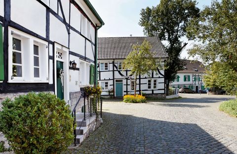 Tres casas con entramado de madera de Bergisch en el pueblo de Gruiten en Haan