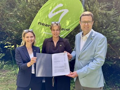 Pressefoto mit der Landrätin Dr. Bettina Warnecke, Kreisdirektor Philipp Gilbert und der stellvertretenden Ministerpräsidentin Nordrhein-Westfalens, Mona Neubaur 