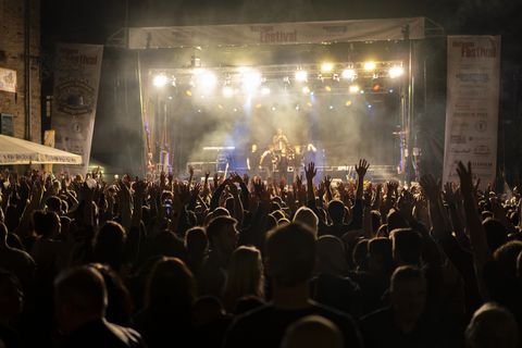 Musikfestival in Ratingen mit feiernden Gästen 