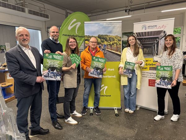 Pressefoto mit den Vertretenden des Sommerfest PanoramaRadweg niederbergbahn 