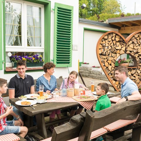 Familie speist auf der Außenterrasse des Restaurants Kleine Schweiz in Velbert-Tönisheide