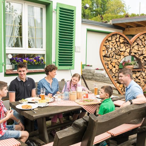 Cena in famiglia sulla terrazza all'aperto del ristorante Kleine Schweiz a Velbert-Tönisheide