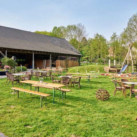 Heiligenhaus'taki Hofcafé Abtsküche'nin bahçesinde açık hava gastronomi