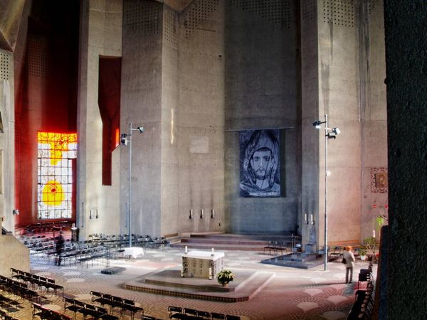 Sala del altar del Mariendom en Velbert-Neviges