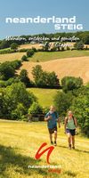 Titelseite einer Wanderbroschüre mit zwei Wandernden auf einem Feld