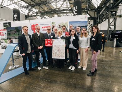 Foto stampa con i rappresentanti della regione ciclistica della Renania, della città di Düsseldorf e del distretto di Mettmann