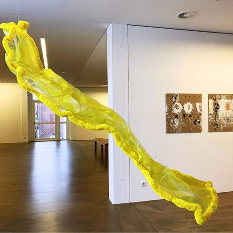 gelbes skulpturales Kunstwerk von Anette Lenzig 