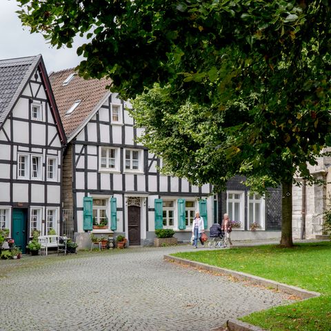 Verschillende aangrenzende vakwerkhuizen op het kerkplein in de oude binnenstad van Wülfrath