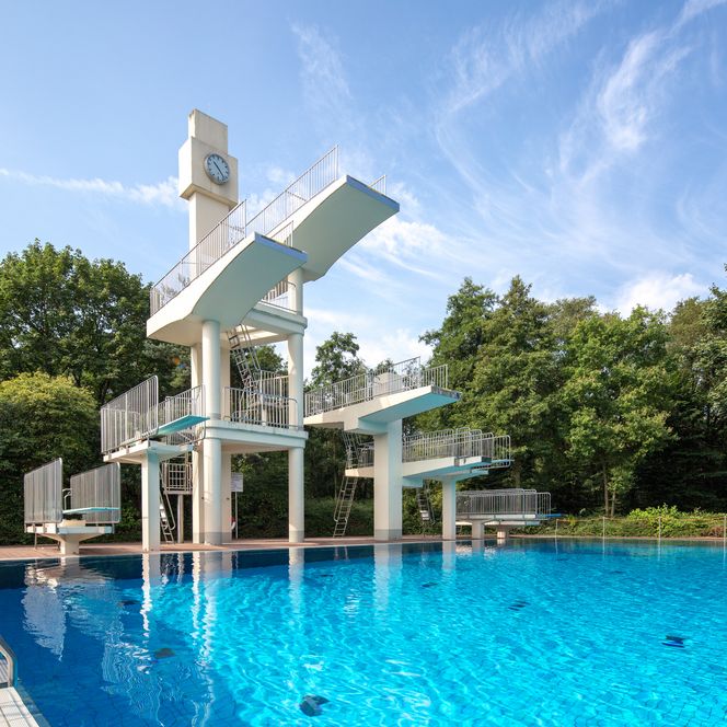 Großer Sprungturm mit unterschiedlichen Ebenen und Schwimmbecken des Waldbades in Hilden