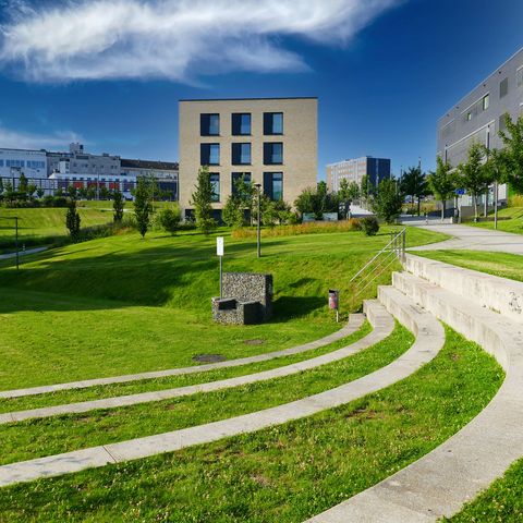 Área al aire libre del campus de la Universidad de Ciencias Aplicadas de Bochum en Heiligenhaus