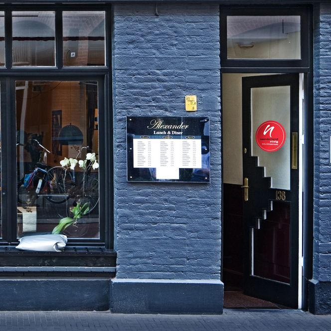 Restauranteingang mit dem Siegel vom neanderland STEIG Qualitätsbetrieb