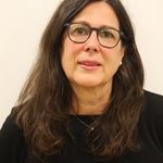 Portrait der Referentin Bärbel Deborré-Schech mit schwarzem Pullover und Brille