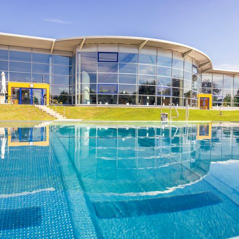 Außenansicht des Schwimmbades Neanderbad in Erkrath
