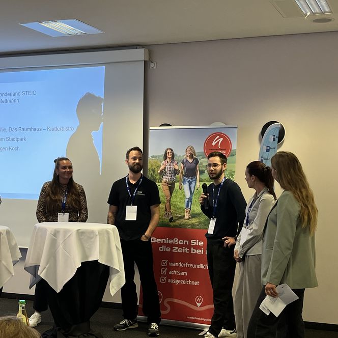 Betriebe und Koordinatoren führen eine Gesprächsrunde beim Netzwerktreffen neanderland STEIG Qualitätsbetriebe
