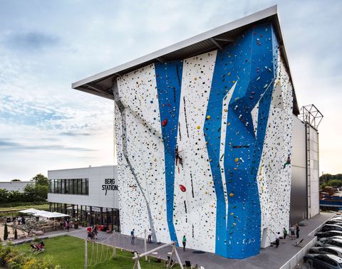 Außenansicht einer Kletterwand der Kletterhalle Bergstation Hilden