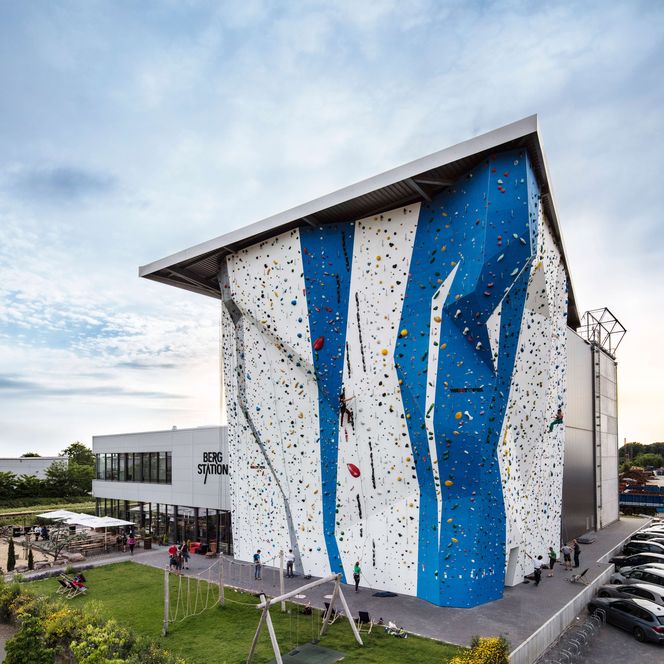 Außenansicht einer Kletterwand der Kletterhalle Bergstation Hilden