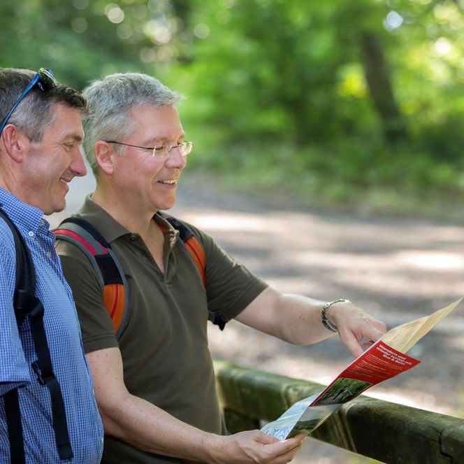 Wandern im Stindertal – Zwei Männer blicken auf eine Wanderkarte