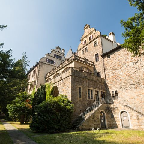 Edificio del castello di Landsberg con piccolo sentiero e alberi