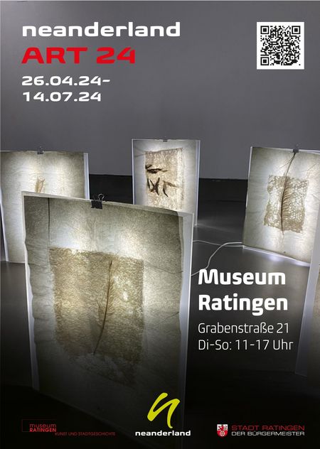 Plakat der neanderland ART 2024 mit erleuchteten Bildern in einem dunklen Raum