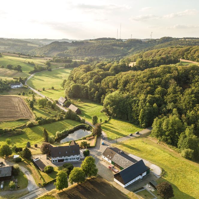 Blick auf Bauernhöfe zwischen Feldern und Wiesen aus der Vogelperspektive im Windrather Tal in der Elfringhauser Schweiz bei Velbert