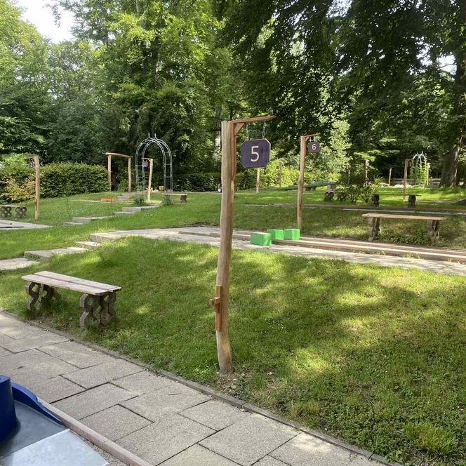 Minigolfplatz im Waldkletterpark Velbert-Langenberg mit Bahn 5 im Vordergrund gefolt von Bahn 6