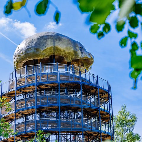 oberer Teil des Aussichtsturmes Höhlenblick mit großer Schädel-Kalotte des Neanderthal Museums in Mettmann