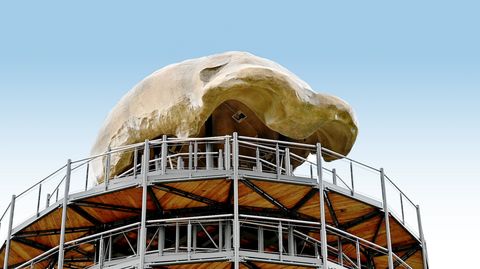 Überdimensionale Kalotte auf dem neuen Erlebnisturm Höhlenblick im Neandertal, Mettmann