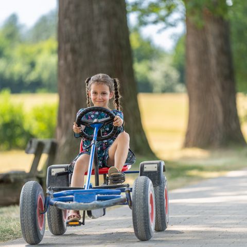 Mädchen fährt Gokart im Landschaftspark Rheinbogen in Monheim.