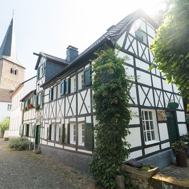 Innenstadt Hilden mit altem Fachwerkhaus und der Reformationskirche im Hintergrund