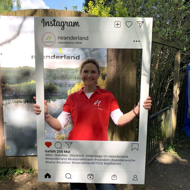 Die Landrätin des Kreises Mettmann posiert mit einem Instagram Rahmen auf der Eröffnungswanderung der neanderland WANDERWOCHE 2026