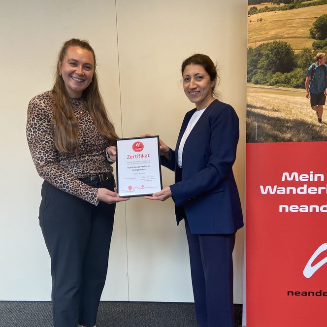 Foto von der Urkundenübergabe mit dem Hotel Neues Pastorat beim Netzwerktreffen neanderland STEIG Qualitätsbetriebe