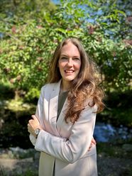 Portrait von Vivien Otto in beigem Blazer