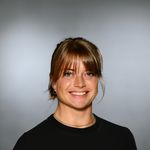 Portrait von Tina Schmidt mit grauem Hintergrund