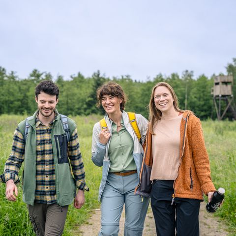 Zwei Frauen und ein Mann wandern durch den Ratinger Stadtwald.