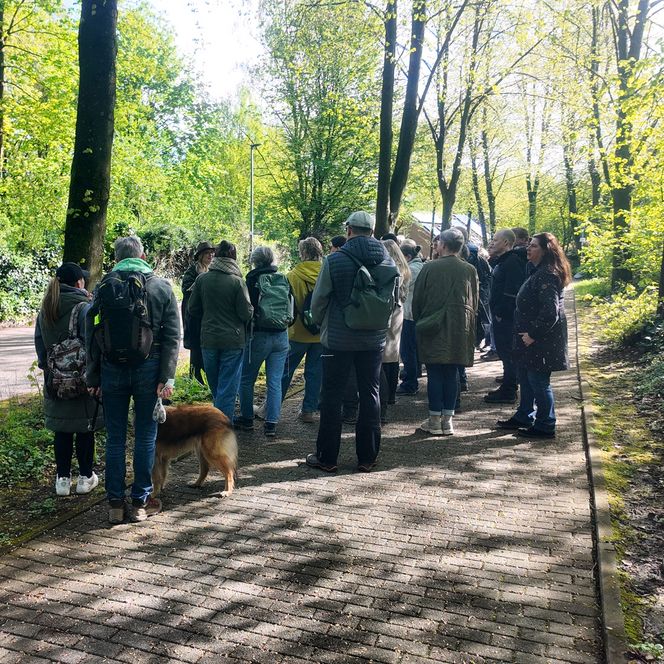 Foto einer Gruppe von hinten bei der Tour "Essbare Wildpflanzen im Neandertal" mit Frau Hoitz