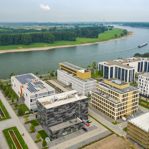 Vista aérea de varios complejos de oficinas en la ruta ciclista del Rin NRW en Monheim am Rhein