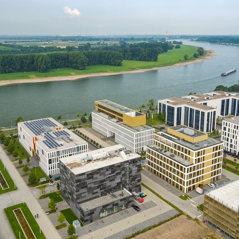 Monheim am Rhein'deki NRW Ren Bisiklet Yolu üzerindeki çeşitli ofis komplekslerinin havadan görünümü
