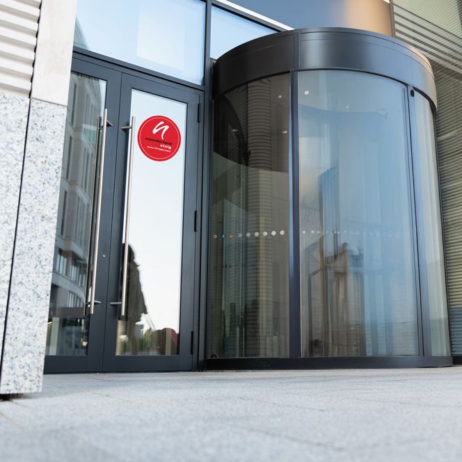 Hoteleingang mit Siegel vom neanderland STEIG Qualitätsbetrieb