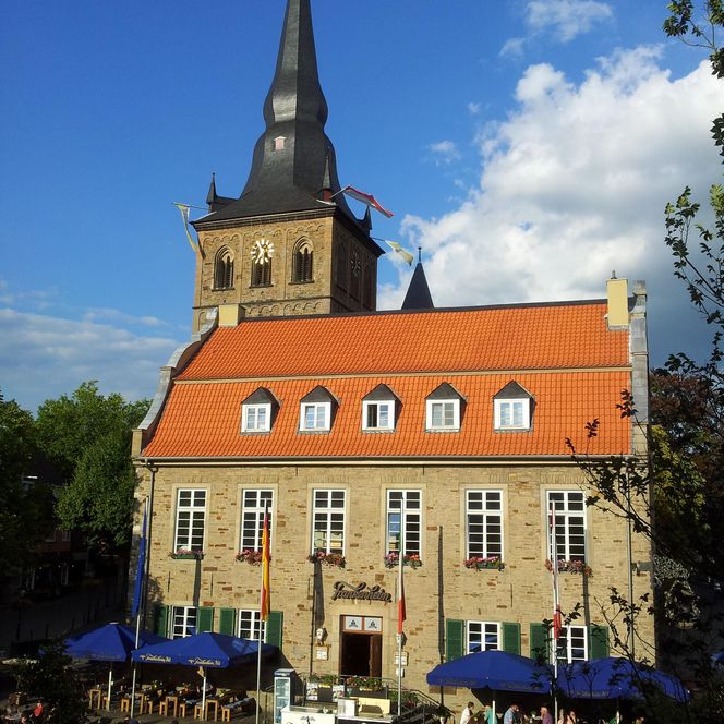 Vorderansicht des St. Peter und Paul Bürgerhaus in Ratingen