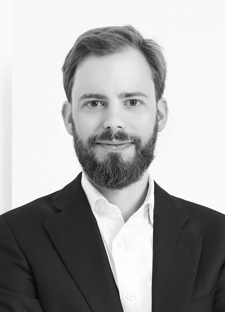 Portraitbild von Dr. Jann Cornels in Schwarz und Weiß
