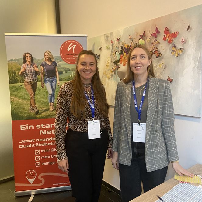 Mareike Joppien und Raphaela Gäsert vom Team Tourismus beim Netzwerktreffen neanderland STEIG Qualitätsbetriebe