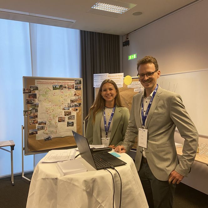 Foto der Moderation, Louisa Wolf-Gorny und Lukas Melzer, des Netzwerktreffens neanderland STEIG Qualitätsbetriebe