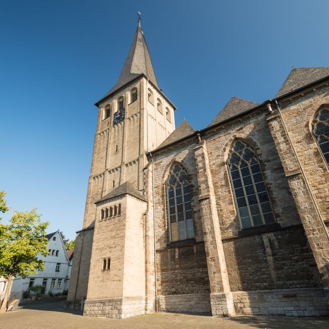 St. Lambertus Kirche unter blauem Himmel in Mettmann