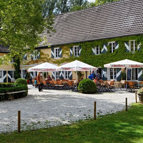 Außenterrasse der Gastronomie im Innenhof der Wasserburg Haus Graven in Langenfeld