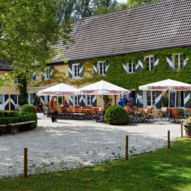 Außenterrasse der Gastronomie im Innenhof der Wasserburg Haus Graven in Langenfeld